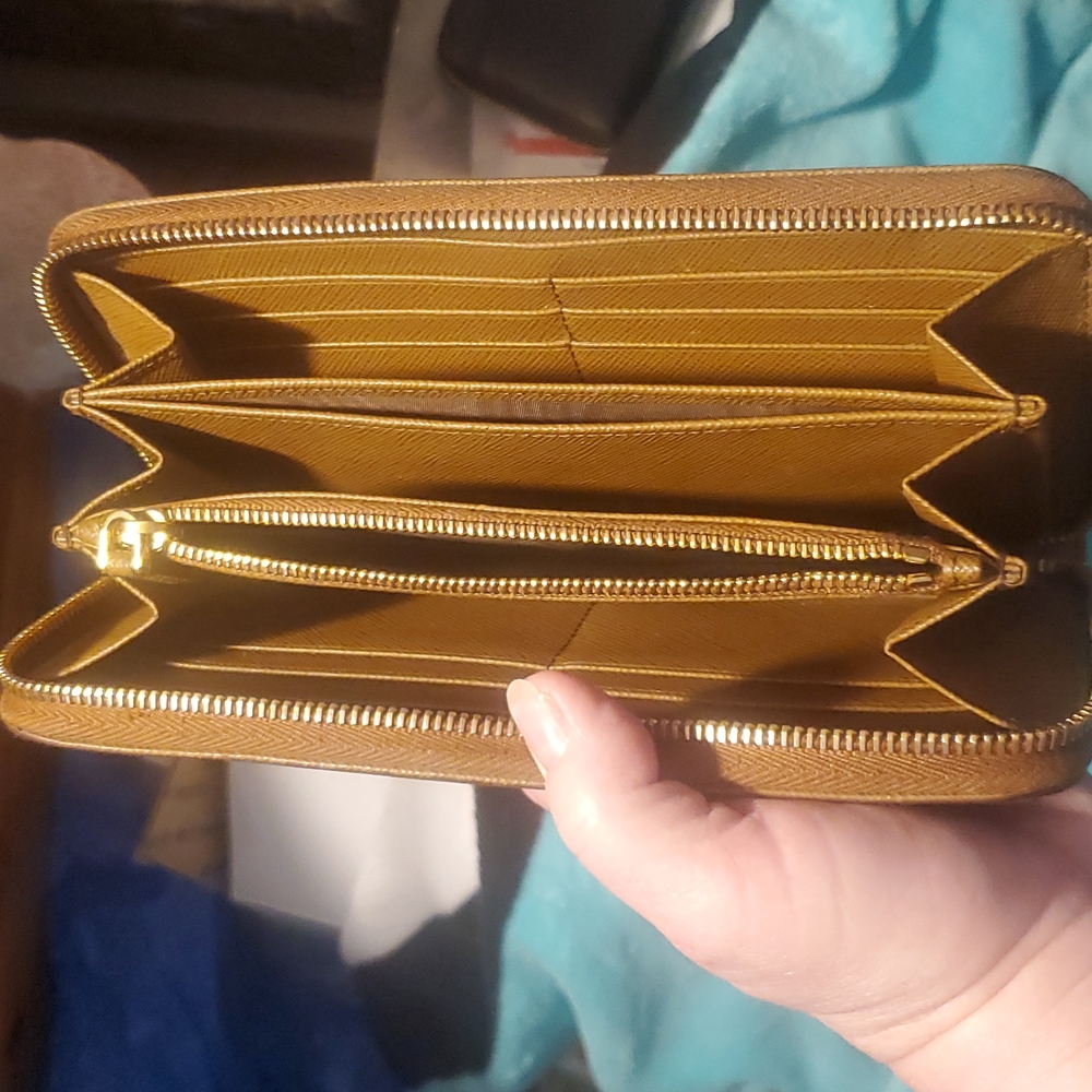 *AUTHENTC PRADA WALLET - Picture 7 of 17